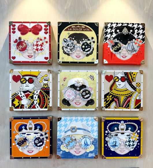 커다란 안경과 보석 등을 활용해 현대인의 부조리를 드러낸 김지희 작가 작품. 제주신화월드 로비에서 무료 전시가 열리고 있다. 박미향 기자