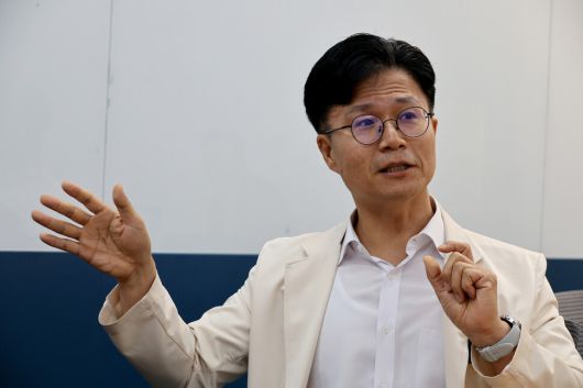 김재현 교수가 “전문가들이 가장 시급하게 꼽는 과제는 연속혈당측정기(CGM) 지원 대상을 중증 2형 당뇨병 환자까지 확대하는 것”이라고 설명하고 있다. 김 교수는 “2형 당뇨병을 1형보다 가볍게 여기는 시각이 있지만, 췌장에서 인슐린 분비 기능이 크게 떨어진 2형 환자들은 하루에도 여러 차례 인슐린 주사를 맞아야 한다”고 그 필요성을 강조했다. 이종근 선임기자 root2@hani.co.kr