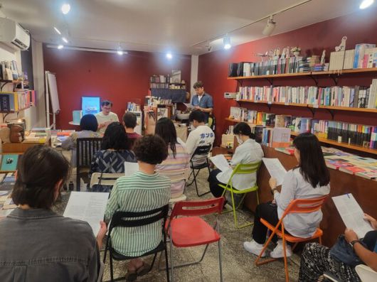 경기 가평군 설악면에 위치한 ‘북유럽 책방’에서 소설가 김연수의 신작 낭독회가 열리는 모습.