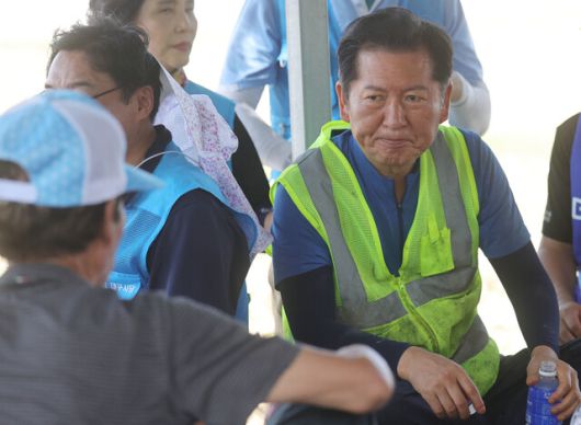 정청래 더불어민주당 대표 후보가 25일 오후 경남 산청군 수해 복구 현장을 찾아 주민의 말을 듣고 있다. 연합뉴스