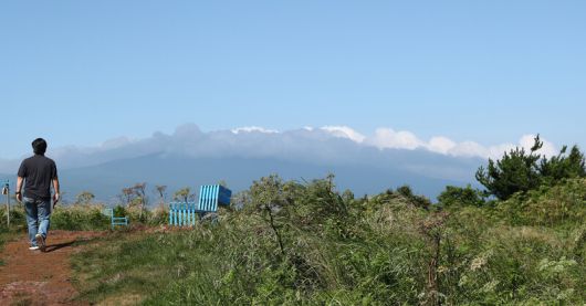 군산오름 가는 길에 포착할 수 있는 포토존. 박미향 기자