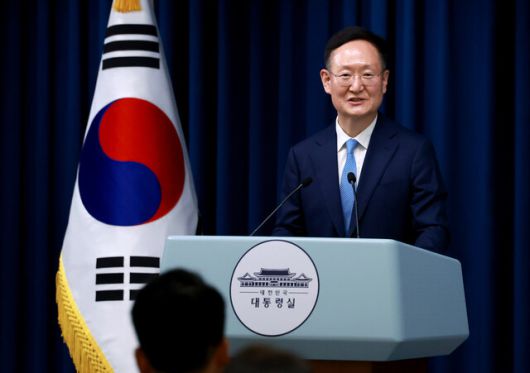 봉욱 대통령실 민정수석이 24일 서울 용산 대통령실 청사에서 강훈식 대통령비서실장 브리핑 뒤 취재진 질문에 답하고 있다. 연합뉴스