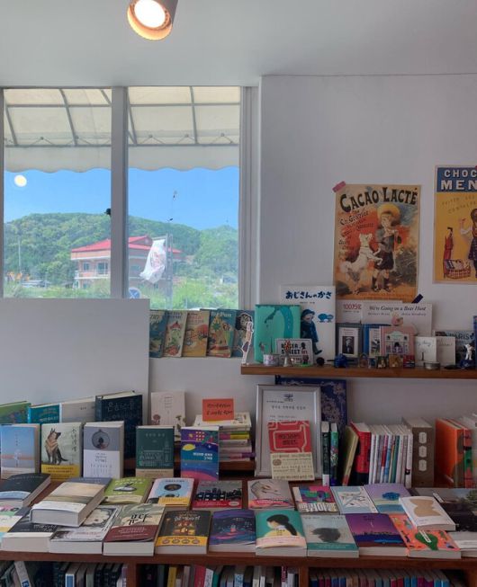 경기 가평군 설악면에 있는 ‘북유럽 책방’ 개가식 서재. 창문 너머 푸른 산이 보인다.
