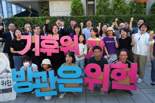 기후위기비상행동 등 시민단체 회원들이 지난해 8월29일 오후 서울 종로구 헌법재판소 앞에서 개최한 기후 헌법소원 최종선고 관련 기자회견을 마친 뒤 손팻말을 들고 구호를 외치고 있다. 김봉규 선임기자 bong9@hani.co.kr