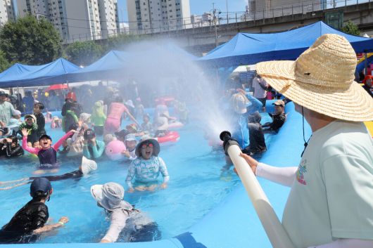 전국적으로 폭염이 이어진 27일 오후 서울 성북구 숭덕초등학교에 마련된 성북문화바캉스 물놀이장에서 시민들과 어린이들이 즐거운 시간을 보내고 있다. 김태형 기자 xogud555@hani.co.kr
