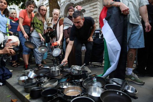 25일 영국 런던 총리 관저가 있는 다우닝가 앞에 모인 시위대가 조리용 냄비들을 놓고 있다. 이 시위는 가자지구에서 계속되는 기근 사태에 항의하는 팔레스타인 연대 캠페인(Palestine Solidarity Campaign)의 일환이다. 이날 여당인 노동당 의원들을 포함한 영국 국회의원 221명이 팔레스타인을 국가로 인정할 것을 키어 스타머 총리에게 요구하기도 했다. 전날(24일) 프랑스가 오는 9월 유엔 총회에서 팔레스타인을 국가로 인정하는 선언을 할 것이라고 밝히면서, 영국 내에서도 동참 요구가 거세지고 있다. AFP 연합뉴스