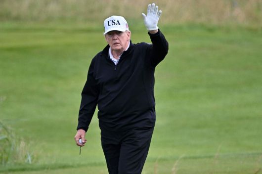 26일 도널드 트럼프 미국 대통령이 스코틀랜드 남서부 해안에 있는 턴베리 골프장에서 골프를 치고 있다. 사우스 에어셔/AFP 연합뉴스