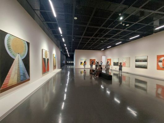 을숙도 부산현대미술관에서 열리고 있는 스웨덴 여성화가 힐마 클린트 회고전 전시장 내부.