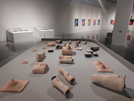 을숙도 부산현대미술관 1층에서 열리고 있는 기획전 ‘열개의 눈’ 전시장 내부.