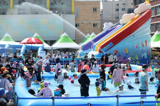 전국적으로 폭염이 이어진 27일 오후 서울 성북구 숭덕초등학교에 마련된 성북문화바캉스 물놀이장에서 시민들과 어린이들이 즐거운 시간을 보내고 있다. 김태형 기자 xogud555@hani.co.kr