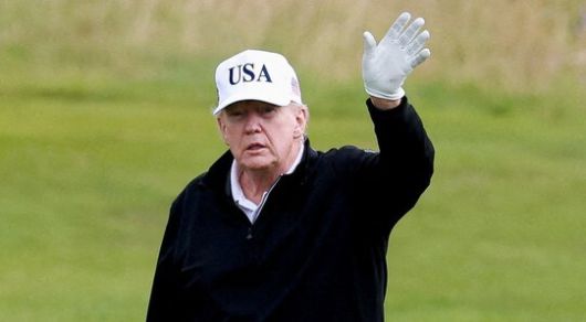 도널드 트럼프 미국 대통령이 26일(현지시각) 스코틀랜드 턴베리에 있는 골프장에서 손을 흔들고 있다. 로이터 연합뉴스