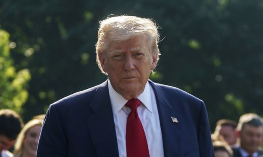 25일(현지시각) 도널드 트럼프 미국 대통령이 스코틀랜드 방문을 위해 워싱턴 디시(D.C) 백안관을 떠는 모습. UPI연합뉴스