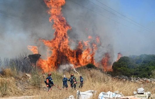 26일, 그리스 키티라섬에서 산불이 번지는 가운데 소방관들이 불길을 진압하기 위해 사투를 벌이고 있다. 로이터연합뉴스