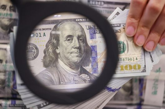 서울 중구 하나은행 위변조센터에서 직원이 미 달러를 정리하고 있는 모습. 연합뉴스