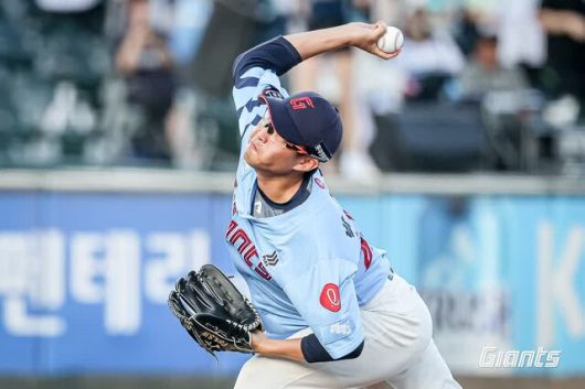 롯데 자이언츠 박세웅이 29일 부산 사직구장에서 열린 엔씨(NC) 다이노스와 경기에서 선발 투수로 나와 공을 던지고 있다. 롯데 자이언츠 제공