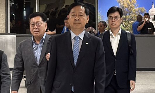 구윤철 부총리 겸 기획재정부 장관이 미국과 관세협상을 위해 29일(현지시각) 워싱턴 디시(D.C.) 인근 덜레스 국제공항으로 입국하며 특파원들 질문에 답하고 있다.