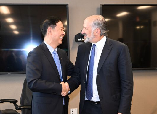 구윤철 부총리 겸 기획재정부 장관이 29일(현지시각) 미국 상무부에서 하워드 러트닉 상무장관과 통상협의에 앞서 악수하며 인사하고 있다. 기획재정부 제공