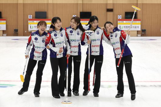 2026 밀라노·코르티나담페초겨울올림픽 컬링 여자부 대표팀으로 선발된 경기도청 5G팀이 지난 8일 경기 의정부 컬링 경기장에서 한겨레와 인터뷰 전에 포즈를 취하고 있다. 정용일 선임기자