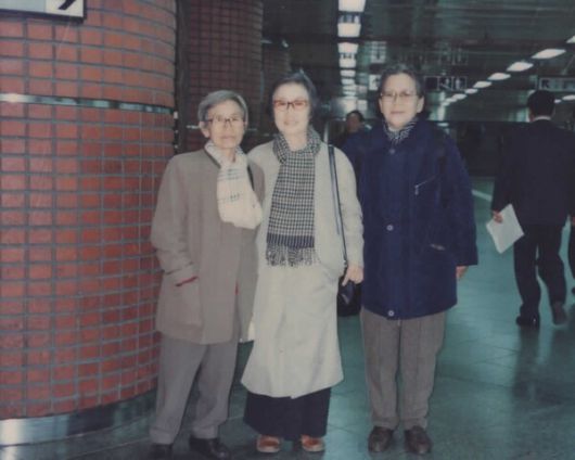 고인(왼쪽)이 필자의 어머니 고 주명순(오른쪽) 선생과 함께 찍은 사진. 박윤경씨 제공