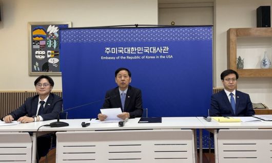 구윤철 부총리 겸 기획재정부 장관이 30일 저녁(현지시각) 미국 워싱턴 디시(D.C.) 한국대사관에서 ‘한-미 통상협의 결과브리핑’을 열고 발표문을 낭독하고 있다. 왼쪽부터 김정관 산업통상자원부 장관, 구윤철 부총리, 여한구 통상교섭본부장. 워싱턴/김원철 특파원