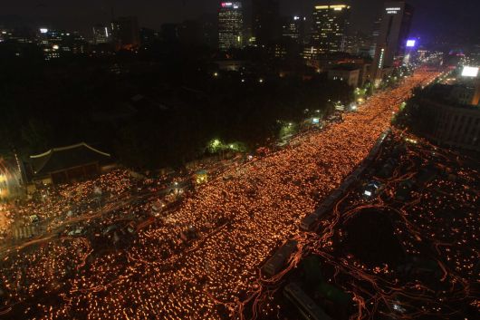 지난 2008년 6월10일 저녁 서울 광화문 세종로 네거리에서 덕수궁을 지나서까지 거리를 가득 메운 수십 만 명의 시민들이 촛불을 밝힌 채 \'미국산 쇠고기 재협상\' 등을 요구하는 \'100만 촛불 대행진\'을 하고 있다. 김정효 기자 hyopd@hani.co.kr