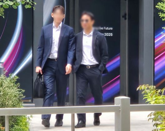 김건희 여사 오빠인 김진우(오른쪽)씨가 31일 김 여사 관련 의혹들을 수사하는 민중기 특별검사팀 사무실이 위치한 서울 종로구 케이티(KT)광화문빌딩웨스트(West)에서 나오고 있다. 연합뉴스