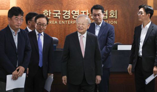 손경식 한국경영자총협회(경총) 회장이 31일 서울 마포구 경총에서 노동조합법 관련 긴급 기자회견을 위해 입장하고 있다. 연합뉴스