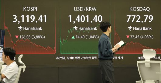 1일 서울 중구 하나은행 본점 딜링룸에서 직원들이 업무를 보고 있다. 이날 코스피는 전장보다 126.03포인트(3.88%) 내린 3119.41에 장을 마쳤다. 연합뉴스