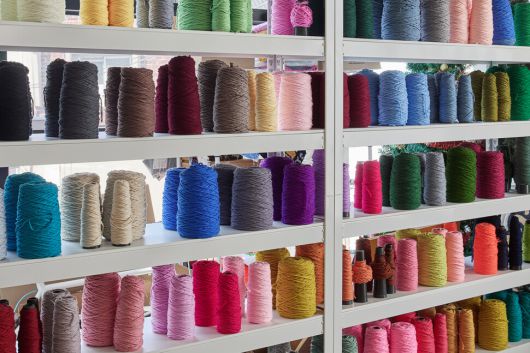 터프팅 공방엔 다양한 색과 굵기의 실이 비치돼 있다. 염서정 스튜디오 어댑터