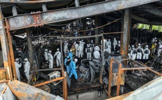 경기 화성시 리튬전지 공장 아리셀에서 화재가 발생한 다음날, 국립과학수사연구원이 합동 감식을 진행하고 있다. 공동취재사진