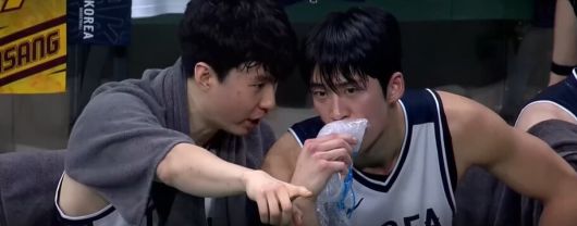 이현중(왼쪽)과 여준석이 카타르와 평가전에서 벤치에서 함께 얘기를 나누는 장면은 사회관계망서비스(SNS)에서 공유되어 화제가 되기도 했다. 경기 영상 갈무리