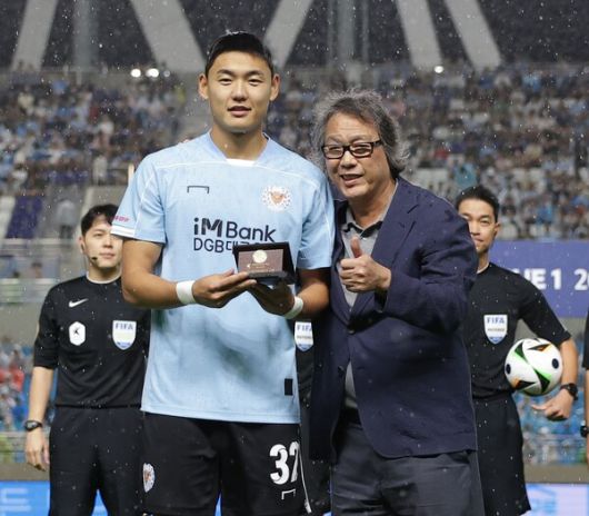 조광래(오른쪽) 대구FC 대표이사. 한국프로축구연맹 제공
