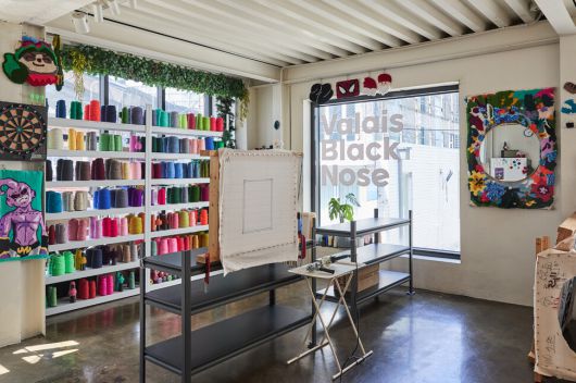 터프팅 공방엔 다양한 색과 굵기의 실이 비치돼 있다. ‘발레 블랙노즈 터프팅공방’ 실내 풍경. 염서정 스튜디오 어댑터