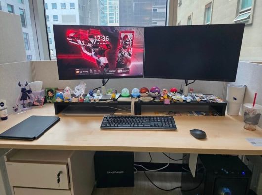 게임 회사 피엠(PM)이 일하는 자리. 피겨들이 모니터 선반 위를 가득 채웠다. 본인 제공