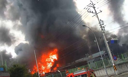 3일 낮 12시42분께 경북 영천시 채신공단에 있는 화장품원료 제조업체에서 불이 났다. 경북소방본부 제공