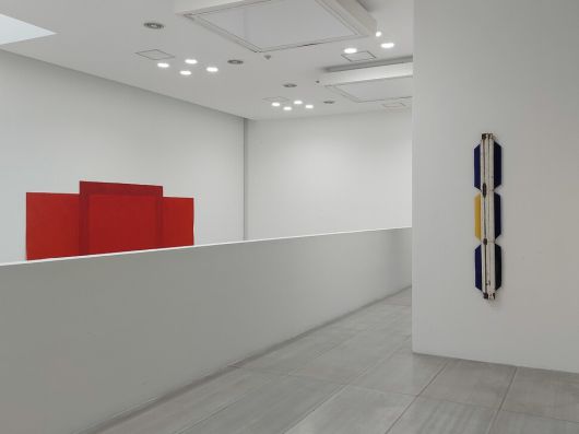 프랑스 전위 예술그룹 ‘쉬포르 쉬르파스’ 작가 13명의 회고전을 차린 대구 인당뮤지엄 2층 난간 전시공간. 난간 너머 왼쪽 벽에 루이 칸의 ‘깎아낸 유화 캔버스’(1974)가, 오른쪽 안벽에는 나무틀과 색유리판을 조합한 피에르 뷔라글리오의 설치회화 ‘창문’(1981)이 붙어 있다. 노형석 기자