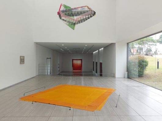 프랑스 전위 예술그룹 ‘쉬포르 쉬르파스’ 작가 13명의 회고전을 차린 대구 인당뮤지엄 1층 들머리 공간. 정면 위쪽 벽에 노엘 돌라의 ‘염색한 탈라탄 면직물’(1979)이, 바닥에는 루이 칸의 겹쳐진 유화 작품인 ‘벽/벽’이 깔려 있다. 노형석 기자