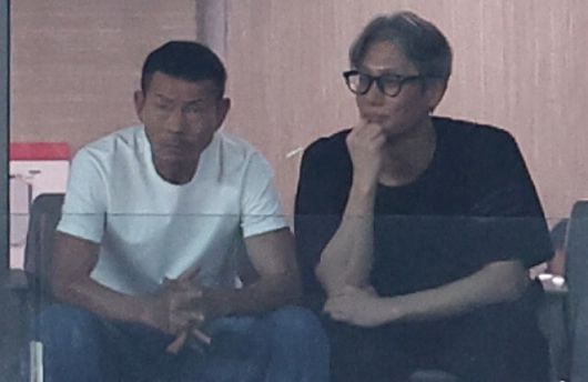 손흥민의 아버지 손웅정(왼쪽)씨가 3일 서울월드컵경기장에서 열린 토트넘 홋스퍼와 뉴캐슬 유나이티드의 친선 경기를 지켜보고 있다. 연합뉴스