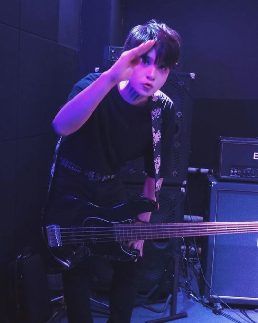 송범진씨는 밴드 ‘데이로터스\'의 베이시스트이기도 하다. 본인 제공