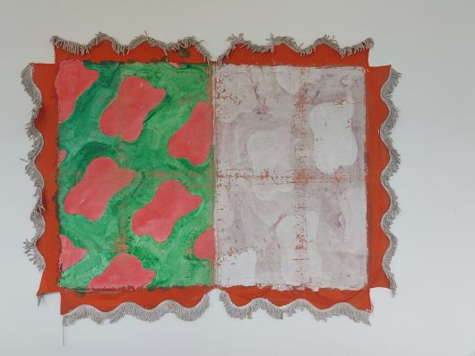 대구 인당뮤지엄 1층 카페 공간 안벽에 내걸린 클로드 비알라의 전위 회화인 ‘1977/042’(1977). 파라솔 천 위에 아크릴물감으로 채색했다. 노형석 기자