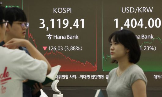 지난 1일 서울 중구 하나은행 본점 딜링룸에서 직원들이 업무를 보고 있다. 연합뉴스