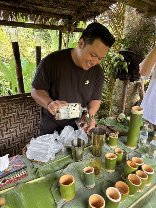 ‘만다파 리츠칼튼 리저브’의 아디 책임 믹솔로지스트가 갓 딴 과일들을 이용해 칵테일을 만들고 있다. 김은형 선임기자