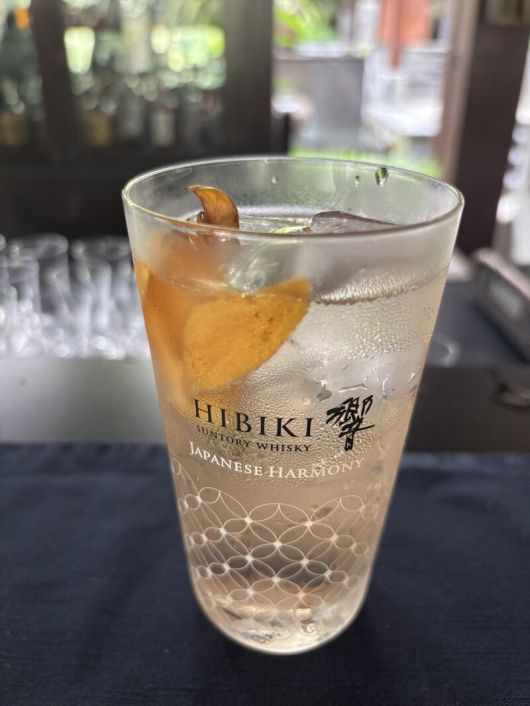 산토리 칵테일 마스터클래스에서 ‘히비키 하모니’와 현지 식재료들을 활용해 만든 칵테일. 김은형 선임기자
