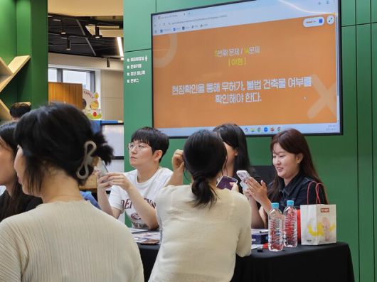 지난 1일 오후 서울 용산구 서울광역청년센터 커뮤니티 광장에서 열린 국토교통부의 ‘찾아가는 전세사기 예방교육’에서 참가자들이 게임 뒤 열린 ‘전세사기 예방 오엑스(OX) 퀴즈’에 임하고 있다. 이지혜 기자