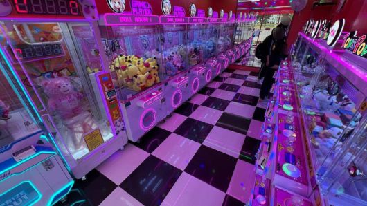 지난 30일 서울 노원구 중계동 학원가에 자리한 인형뽑기방에서 책가방을 멘 학생들이 인형뽑기를 하고 있다. 최현수 기자