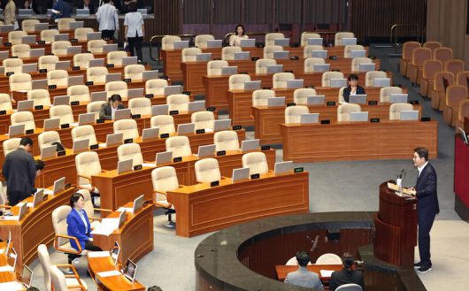 4일 국회 본회의장에서 방송 3법(방송법·방송문화진흥회법·한국교육방송공사법 개정안) 상정과 관련해 신동욱 국민의힘 의원이 무제한 토론(필리버스터)을 시작하고 있다. 윤운식 선임기자 yws@hani.co.kr