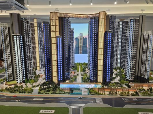 29일 서울 강남구 일원동에 위치한 대우건설의 개포우성7차 재건축 사업 홍보관에 ‘써밋 프라니티’ 모형이 전시되어 있다. 이지혜 기자