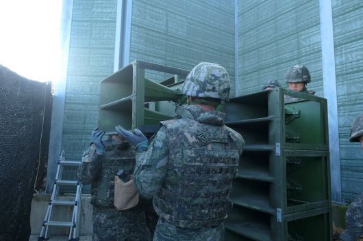 4일 장병들이 전방에 설치된 대북 확성기를 철거하고 있다. 국방부 제공