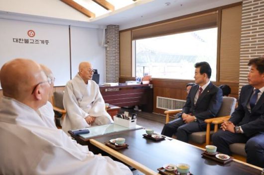 정동영 통일부 장관(오른쪽 두번째)은 4일 오전 서울 종로구 조계사로 진우 조계종 총무원장(오른쪽 셋째)을 찾아가 “공존을 강조하는 불교의 가르침과 사상이 남북을 다시 평화공존으로 이끄는 위대한 사상이라 생각한다”라고 말했다. 통일부 제공