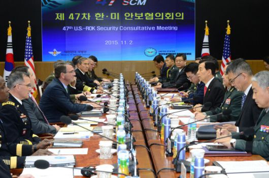 방한중인 애쉬턴 카터 미 국방장관이 2015년 11월2일 오전 용산 국방부 청사에서 한민구 국방장관과 한미 국방장관 회담을 하고있다. 한겨레 자료사진